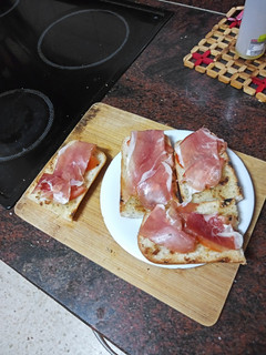 Una foto de Tostas de pan con tomate y jamón serrano