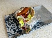 Una foto de wrap pollo queso