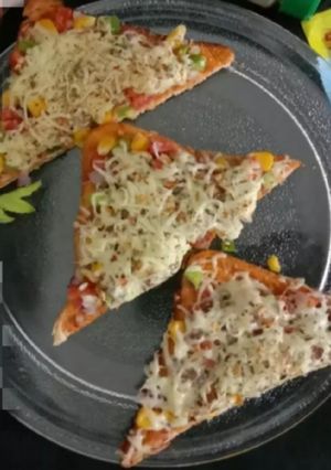 ચીઝ કોર્ન બ્રેડ પીઝા (Cheese Corn Bread Pizza Recipe In Gujarati) રેસીપી મુખ્ય ફોટો