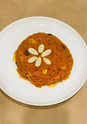 गाजर हलवा (gajar halwa recipe in marathi) रेसिपी चे मुख्य फोटो 