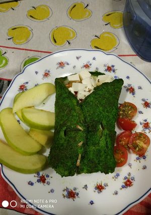 Foto principal de Burrito de Espinacas con Manzana, Queso Fresco y Tomate Cherry