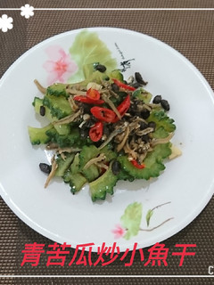 青苦瓜炒小魚干(簡單料理) 的食譜成品照片