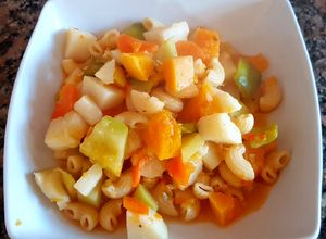 Una foto de Guisado de fideos y verduras. 100 % vegetariano. #Mercado