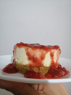 Una foto de Cheesecake de fresa 🍓 sin horno