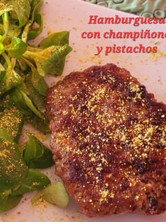 Una foto de Hamburguesa con carne, champiñones y pistachos