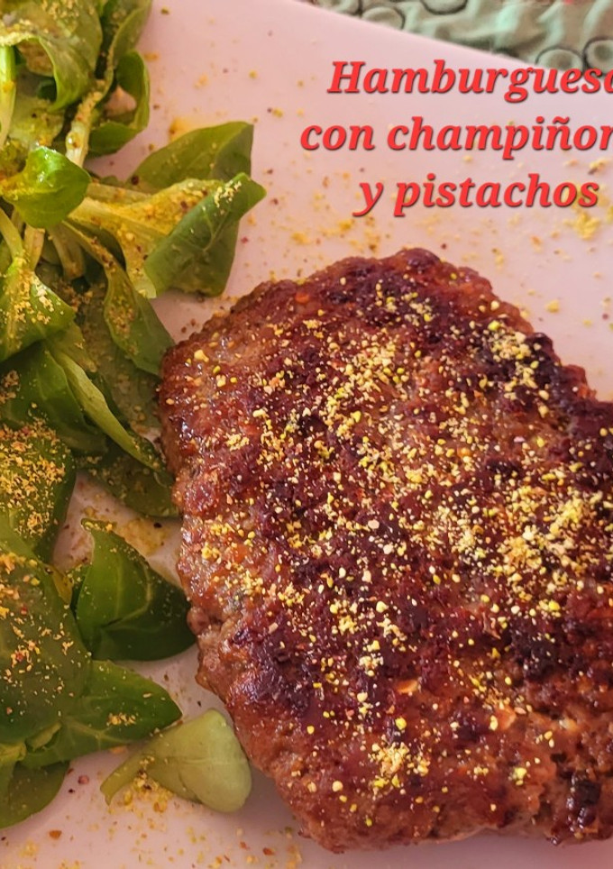 Una foto de Hamburguesa con carne, champiñones y pistachos