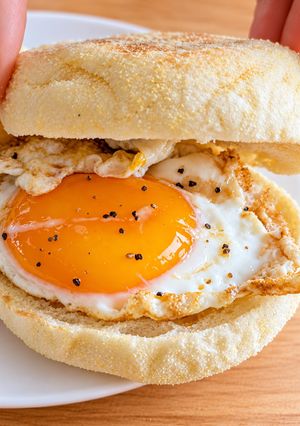 Hình của món Bánh Muffin Kẹp Trứng Ốp La Kiểu Việt.