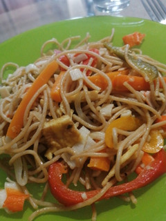Una foto de Tallarines con verduras