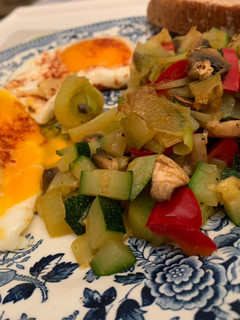 Una foto de Huevos a la plancha con verduras