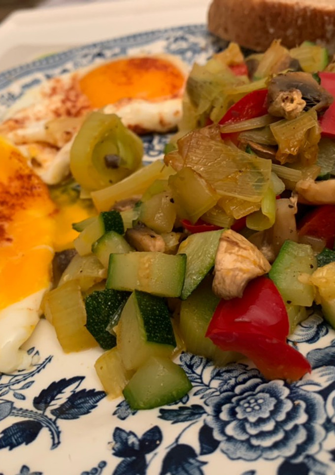 Una foto de Huevos a la plancha con verduras