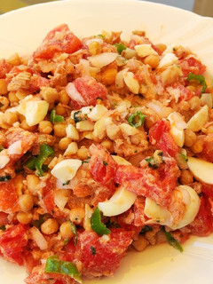Una foto de Ensalada de garbanzos con vinagreta