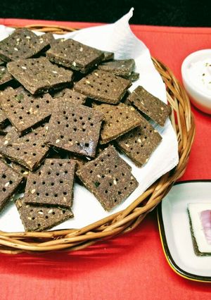 A picture of Baked Ragi Crackers.