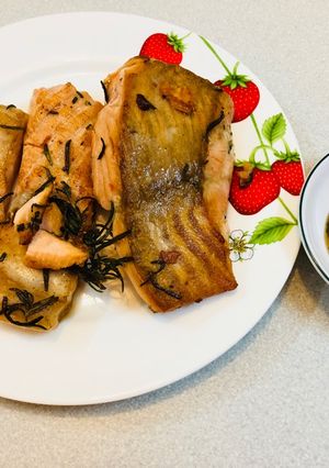 Hình của món Cá hồi chiên chấm mắm.