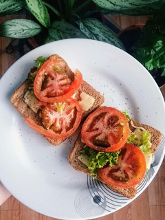 Una foto de Bruschetta en pan integral