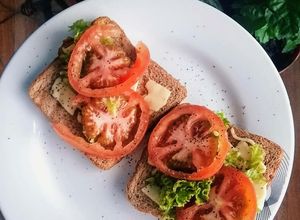 Una foto de Bruschetta en pan integral