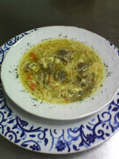 Una foto de sopa de fideos con ternera