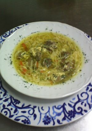 Una foto de sopa de fideos con ternera