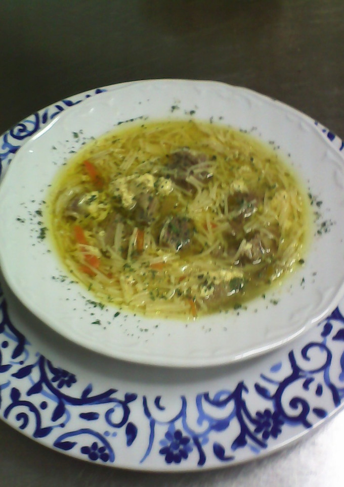 Una foto de sopa de fideos con ternera