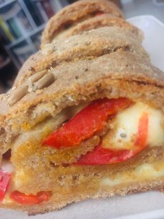 Una foto de PAN INTEGRAL RELLENO DE AJÍ Morrón Y QUESO 🫑🧀🌶🧀