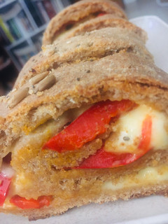 Una foto de PAN INTEGRAL RELLENO DE AJÍ Morrón Y QUESO 🫑🧀🌶🧀