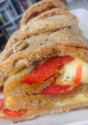 Una foto de PAN INTEGRAL RELLENO DE AJÍ Morrón Y QUESO 🫑🧀🌶🧀