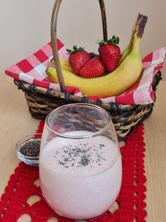 Una foto de Smoothie, lassi, licuado de banana y frutilla con base de yogurt