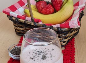 Una foto de Smoothie, lassi, licuado de banana y frutilla con base de yogurt