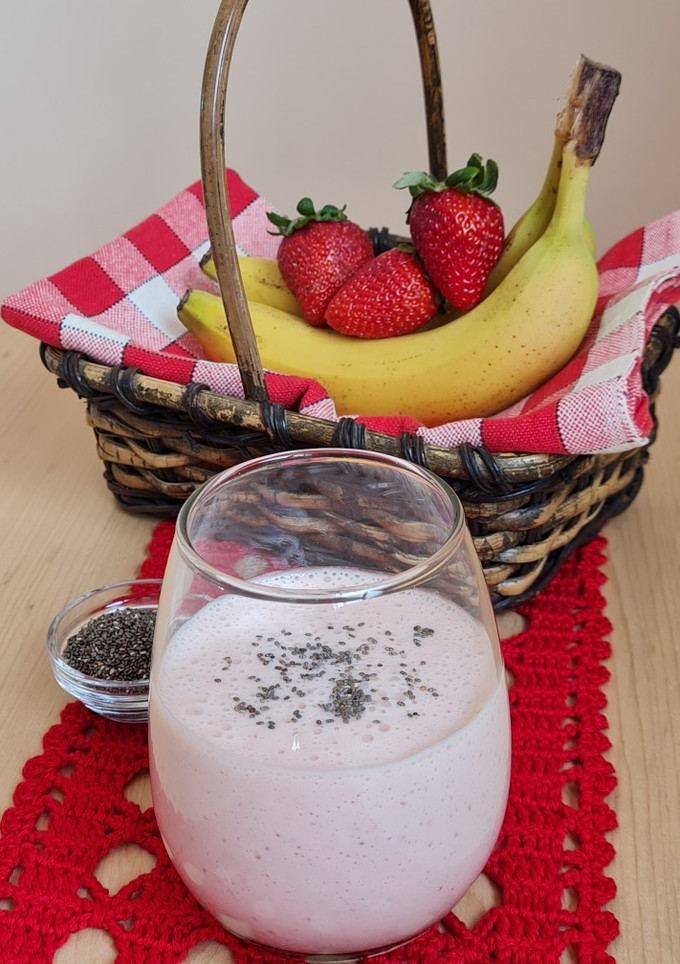Una foto de Smoothie, lassi, licuado de banana y frutilla con base de yogurt
