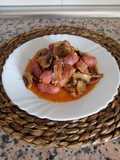 Saltenada de salchichas frescas con bacon y champiñón