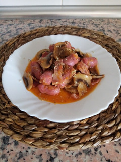 Una foto de Saltenada de salchichas frescas con bacon y champiñón
