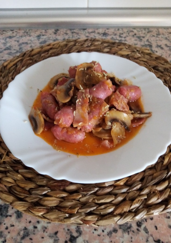 Una foto de Saltenada de salchichas frescas con bacon y champiñón
