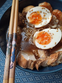 Una foto de Ramen de pollo y langostinos