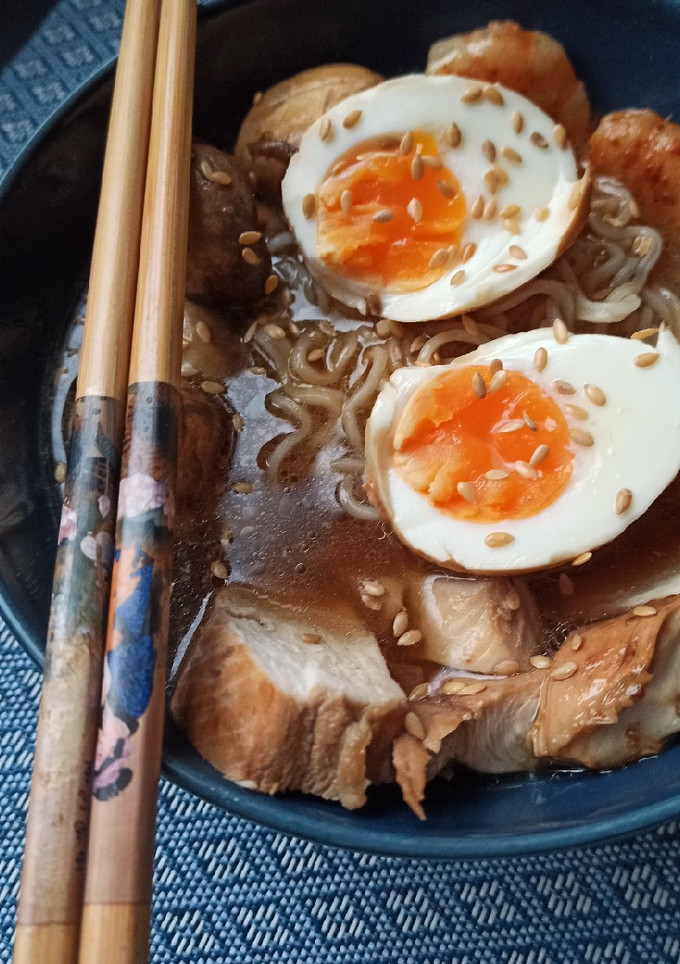 Una foto de Ramen de pollo y langostinos