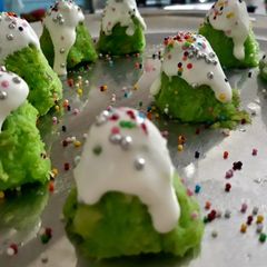 A picture of No Bake Christmas Tree Cookies.