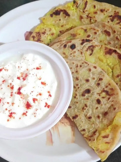આલુ પરાઠા(alu parotha recipe in Gujarati) રેસીપી મુખ્ય ફોટો