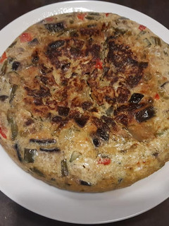 Una foto de Tortilla de verduras y espárragos trigueros