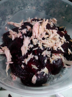 Una foto de Ensalada de remolacha y melva