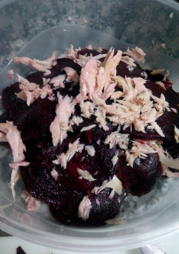 Una foto de Ensalada de remolacha y melva