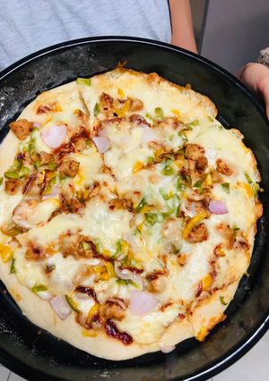 A picture of Giant chicken tikka pizza.