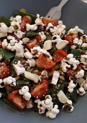 Une photo de Salade haricots plats, tomates, olives, chèvre et pop corn