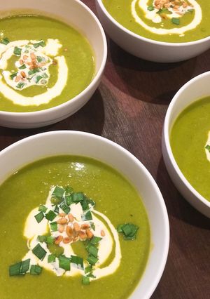 A picture of Green pea soup.
