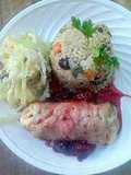 Filete de pollo relleno cubierto en salsa de mora