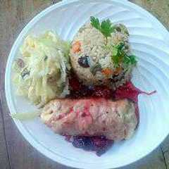 Una foto de Filete de pollo relleno cubierto en salsa de mora