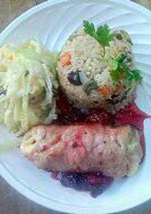 Una foto de Filete de pollo relleno cubierto en salsa de mora