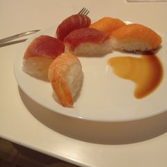 A picture of Duckster's salmon nigiris.