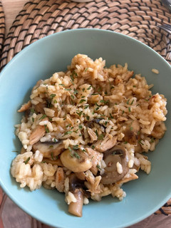 Una foto de Arroz con setas y pollo