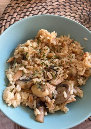 Una foto de Arroz con setas y pollo