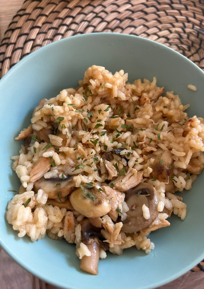 Una foto de Arroz con setas y pollo