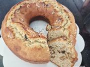 Una foto de budín de nuez con aceite