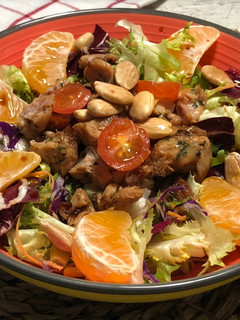 Una foto de Ensalada de pollo a la soja con mandarina en Lékué